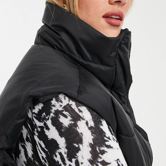 NWT Monki Lumi recycled sleeveless padded jacket in black - Picture 2 of 4